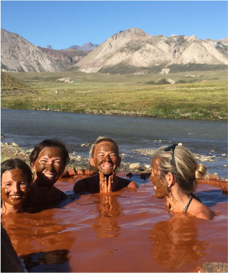 mujeres en aguas termas